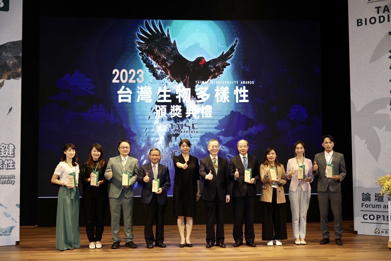 圖二、右一光林智能總經理金海濤，右五台灣永續能源研究基金會董事長簡又新大使、右六行政院農委會主任秘書范美玲.jpg (430 KB)
