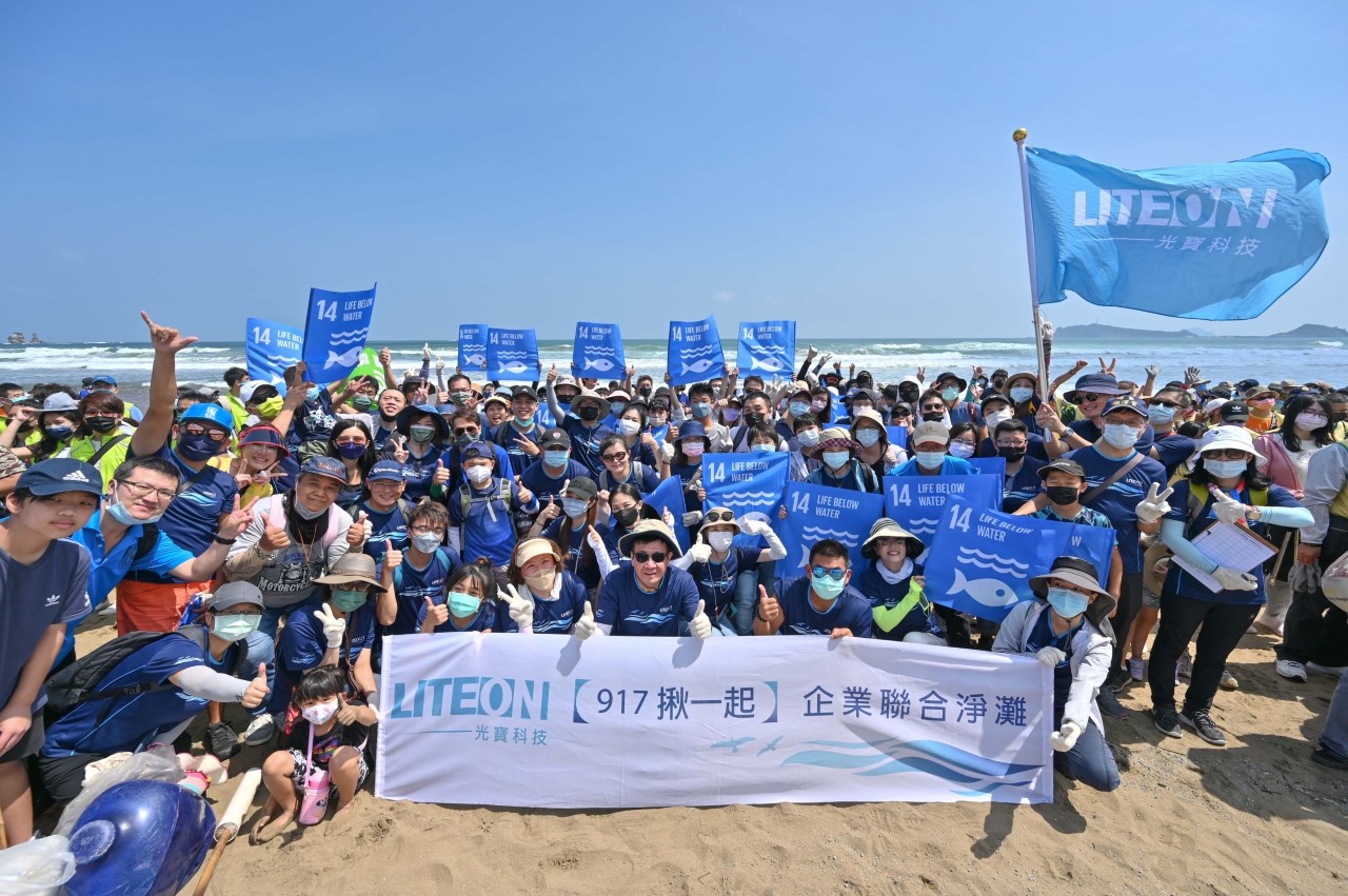 917國際淨灘日，光寶科技董事長宋明峰與總經理邱森彬與志工同仁合影.jpg (297 KB)